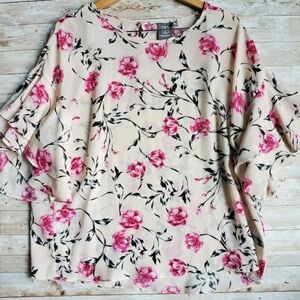 Daisy Fuentes Floral Blouse Size L NWT, flutter sleeves